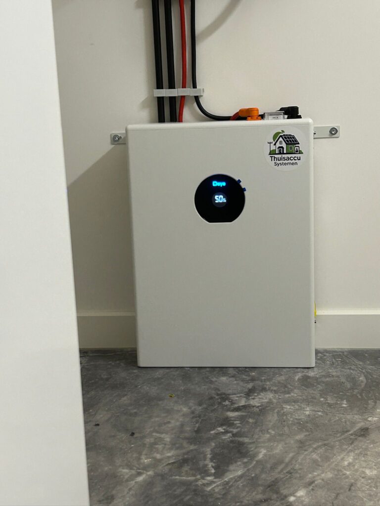 Deye LiFePO4 thuisaccu met display aan de muur na de installatie