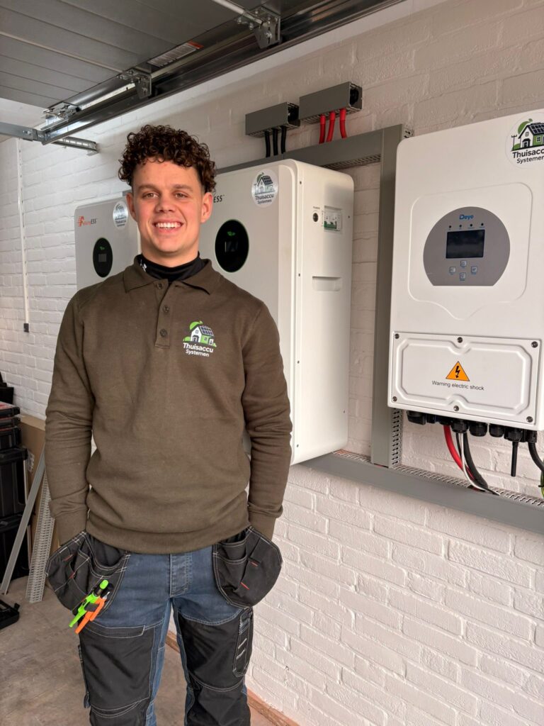 Thuisaccu installateur West-Brabant bij een geïnstalleerde Deye omvormer en twee LiFePO4 thuisaccu’s