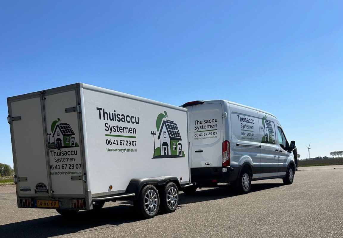 Bedrijfsbus van Thuisaccu Systemen met aanhanger onderweg naar een klant
