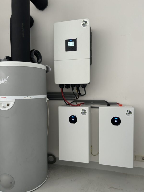 Twee accu's en een omvormer naast een warmtepompboiler