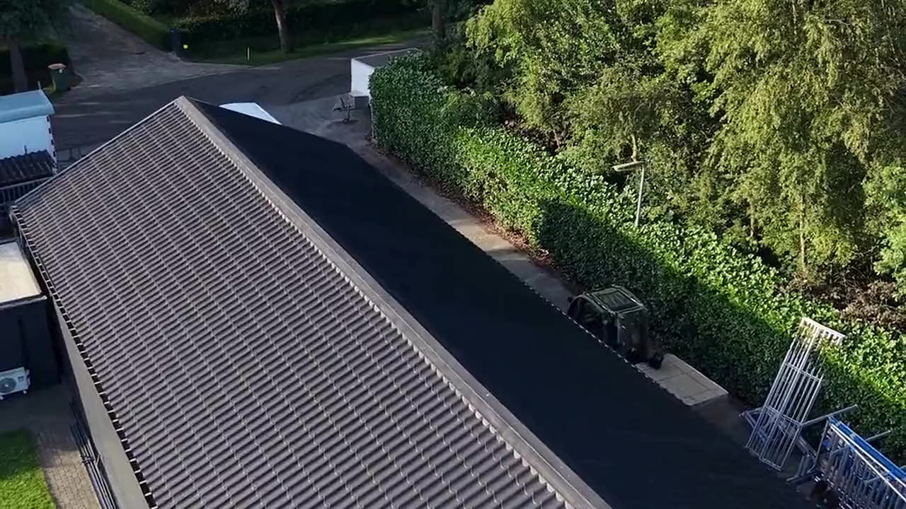 Luchtfoto van een woning met zonnepanelen op het dak