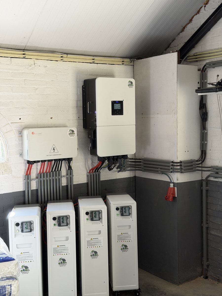 Complete installatie met vier LiFePO4 accu's en Deye omvormer in een garage