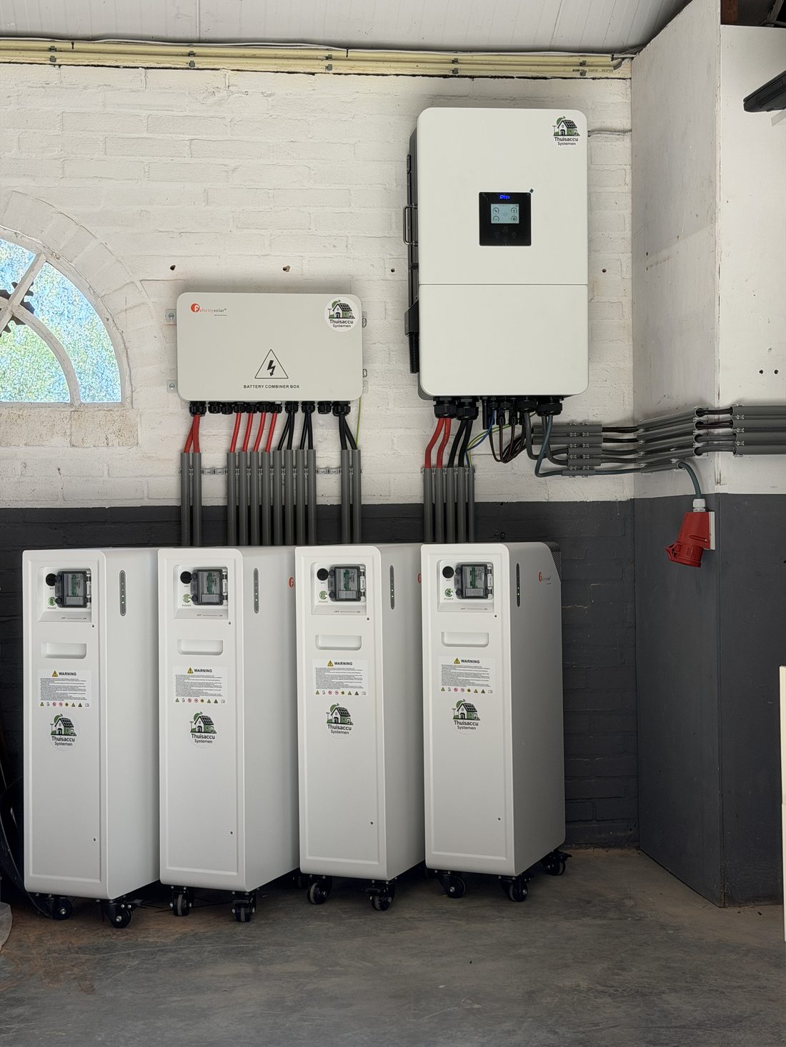Complete thuisaccu-installatie met vier Felicity LiFePO4 accu's, combiner box en Deye hybride omvormer, geplaatst door Thuisaccu Systemen
