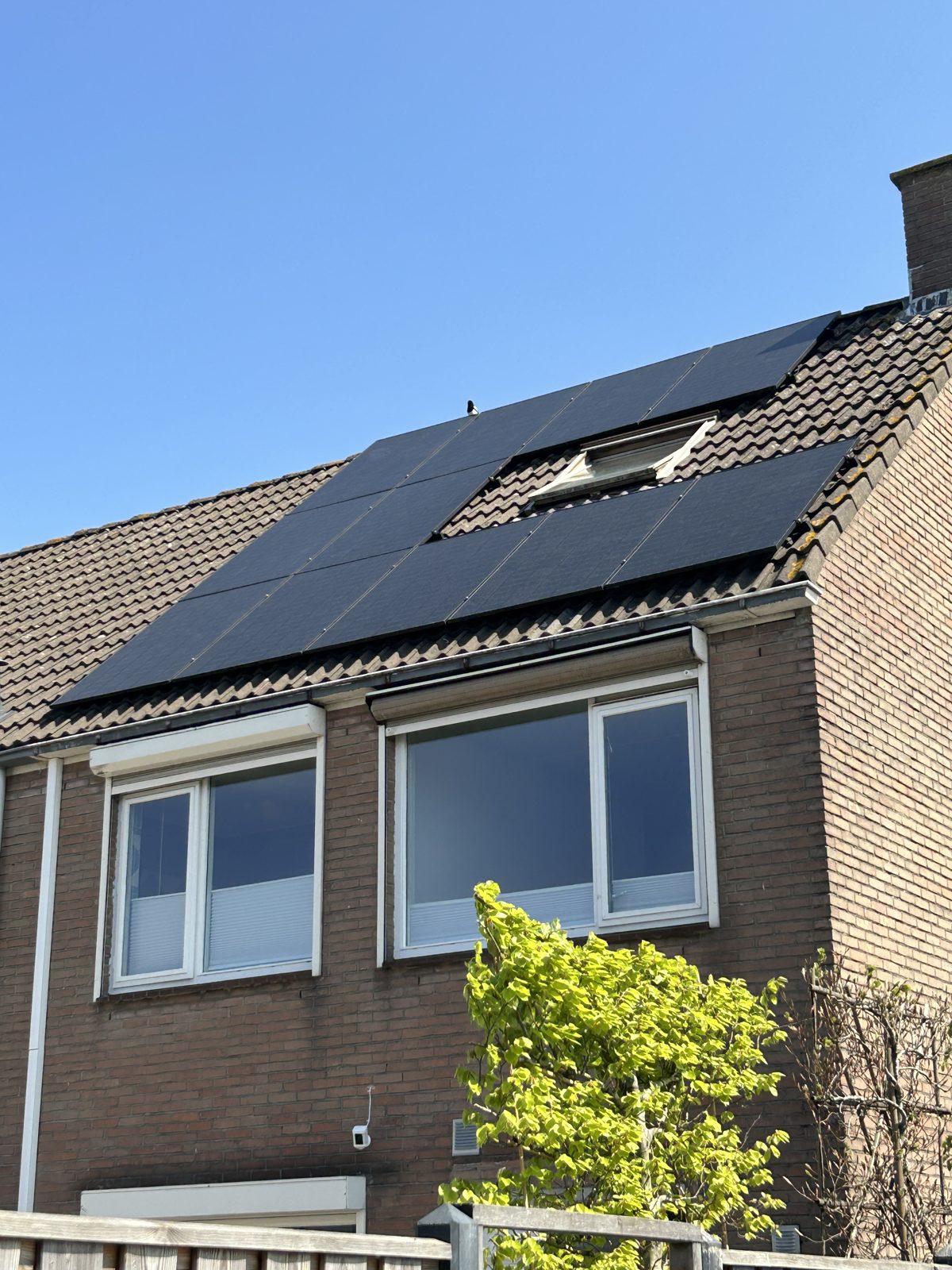 Zonnepanelen op het schuine dak van een woning